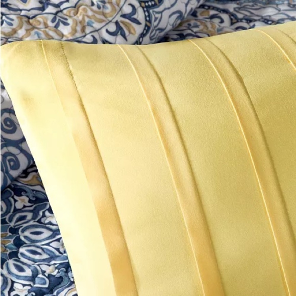 3 Decorative Pillows - Picture 4 of 7